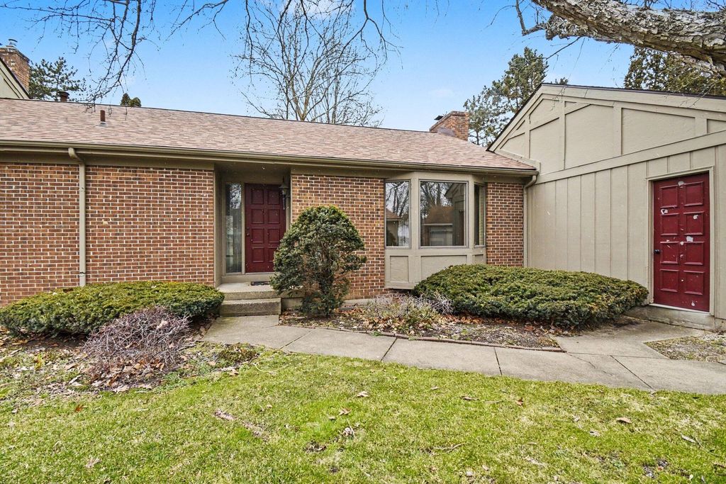 6349 Greenway Drive SE, Grand Rapids, MI 49546