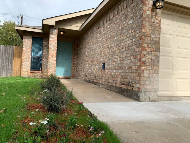 1021 Olivewood Lane, Fort Worth, TX 76140