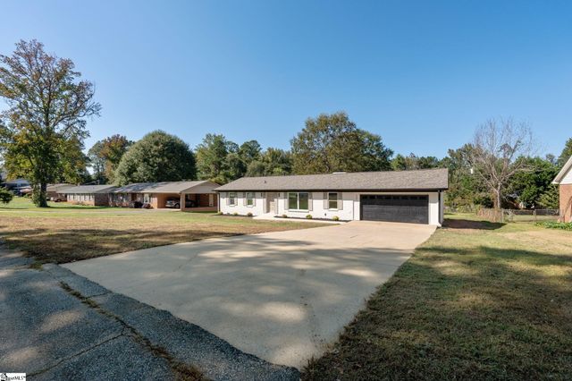 207 Oakmont Drive, Boiling Springs, SC 29316