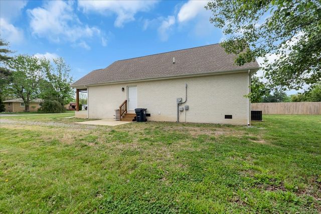 829 Luttrell Ave, Smithville, TN 37166