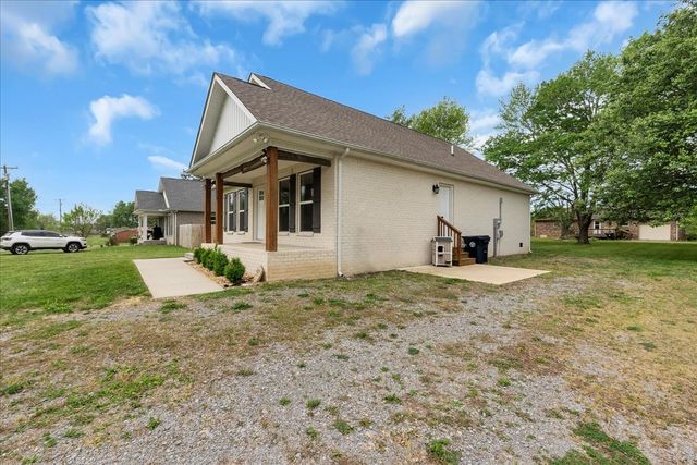 829 Luttrell Ave, Smithville, TN 37166