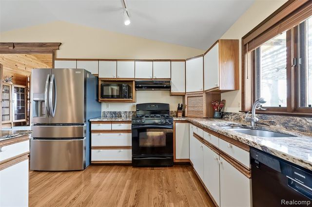 2745 Lari Court, West Bloomfield, MI 48324