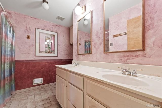 2745 Lari Court, West Bloomfield, MI 48324