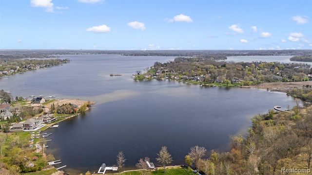 2745 Lari Court, West Bloomfield, MI 48324