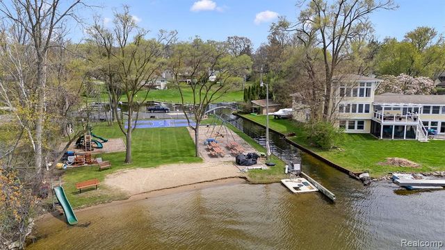 2745 Lari Court, West Bloomfield, MI 48324