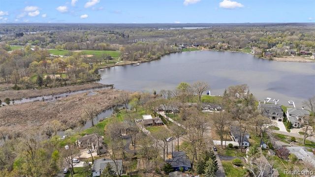 2745 Lari Court, West Bloomfield, MI 48324