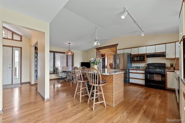 2745 Lari Court, West Bloomfield, MI 48324