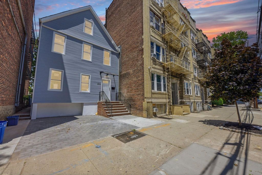 429 KENNEDY BLVD, Bayonne, NJ 07002