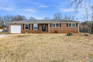 11201 Maplecrest Drive SE, Huntsville, AL 35803