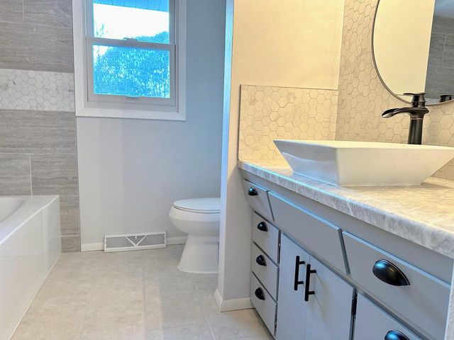 137 Pedretti Parkway, Prairie Du Chien, WI 53821