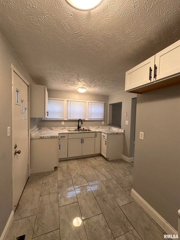 1304 S WALNUT Street, Springfield, IL 62704