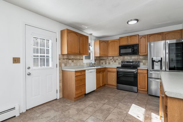 21 Crestwood Circle, Salem, NH 03079