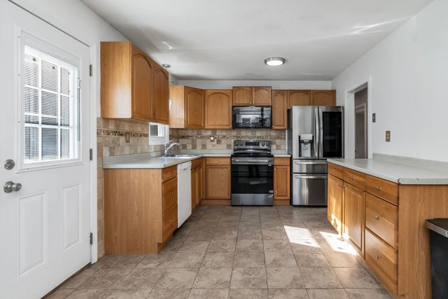 21 Crestwood Circle, Salem, NH 03079