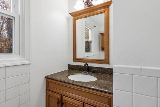 21 Crestwood Circle, Salem, NH 03079