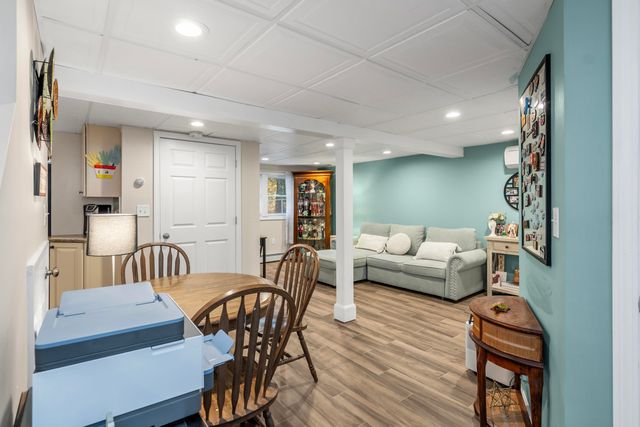 21 Crestwood Circle, Salem, NH 03079