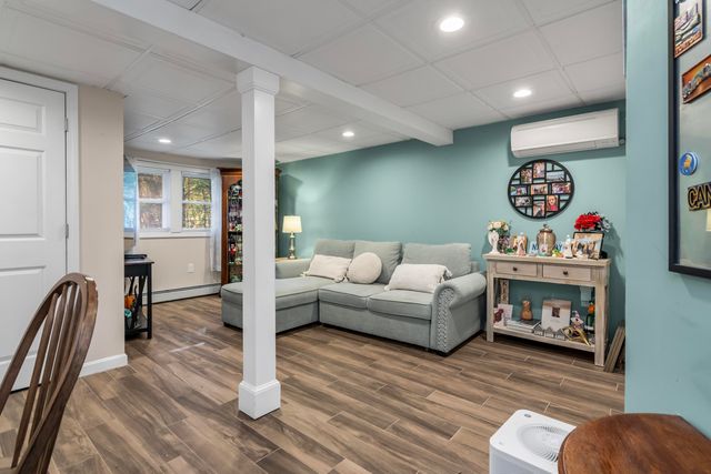 21 Crestwood Circle, Salem, NH 03079