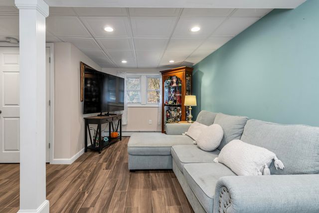 21 Crestwood Circle, Salem, NH 03079