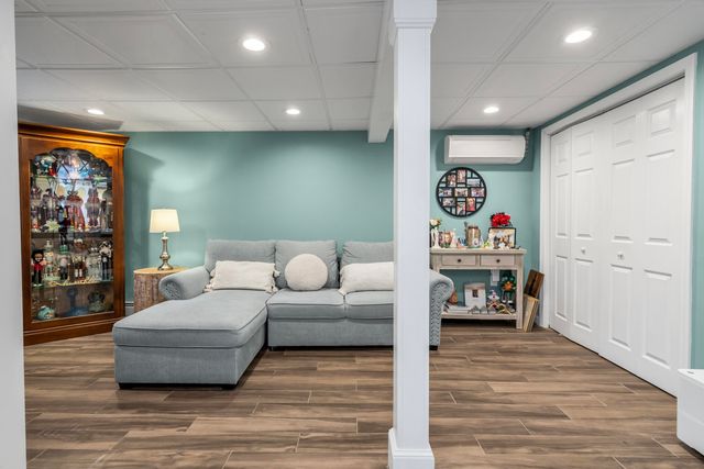 21 Crestwood Circle, Salem, NH 03079