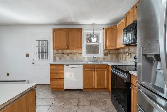 21 Crestwood Circle, Salem, NH 03079