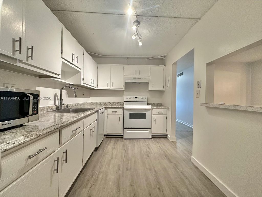 1470 NE 125th Terrace 210, North Miami, FL 33161