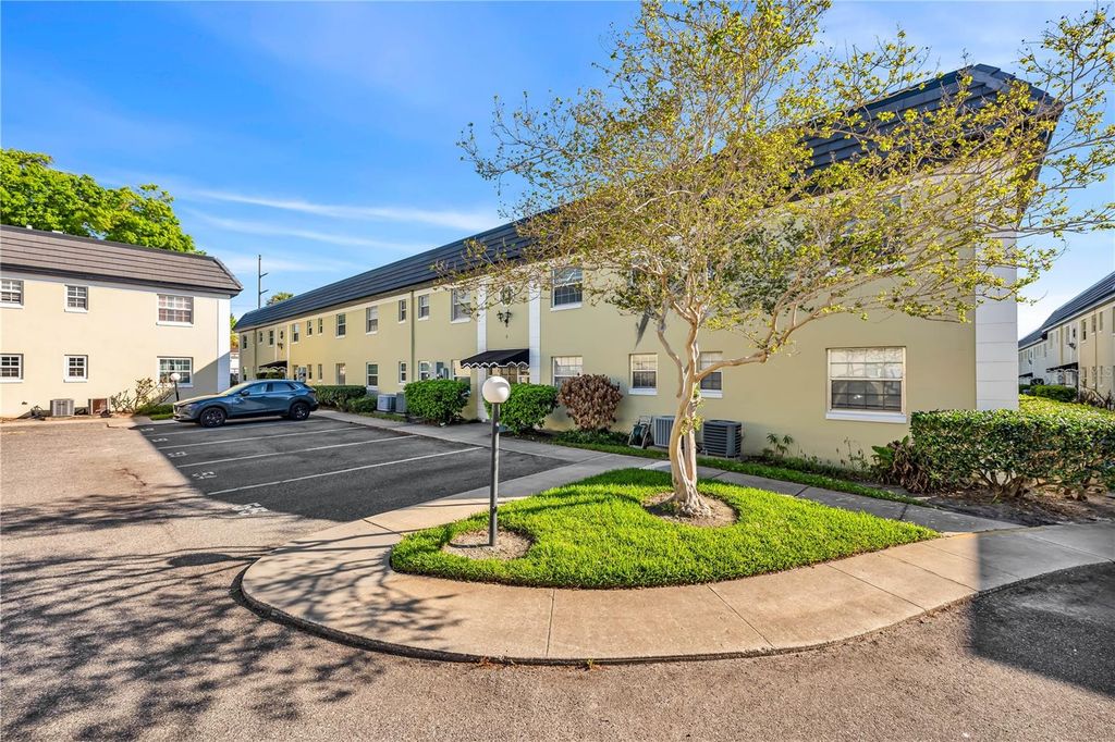 Image 3 of property listing at 1500 GAY ROAD 8D, Winter Park, FL 32789