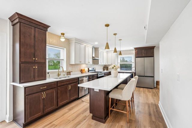 4898 Abbott AVENUE, Greenfield, WI 53220