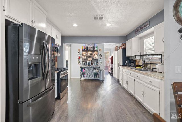 812 Brentwood Drive, Bakersfield, CA 93306