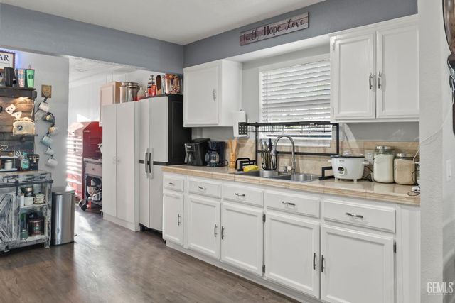 812 Brentwood Drive, Bakersfield, CA 93306