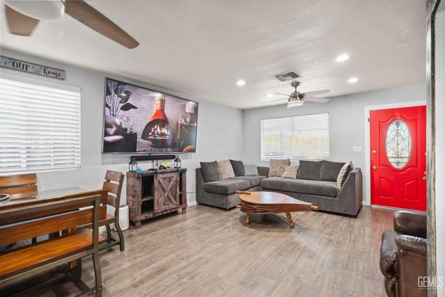 812 Brentwood Drive, Bakersfield, CA 93306