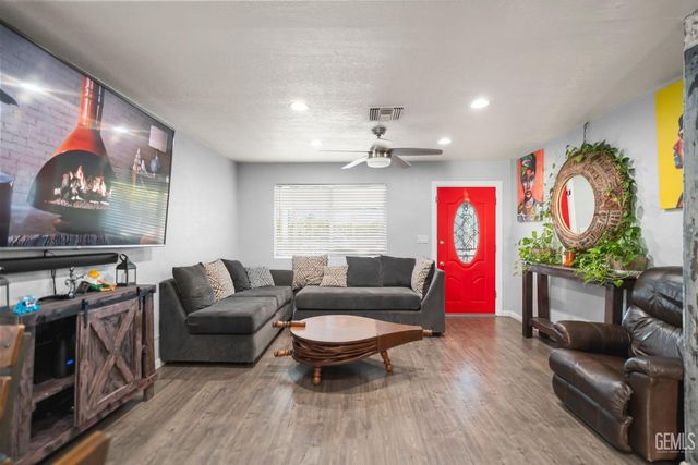 812 Brentwood Drive, Bakersfield, CA 93306