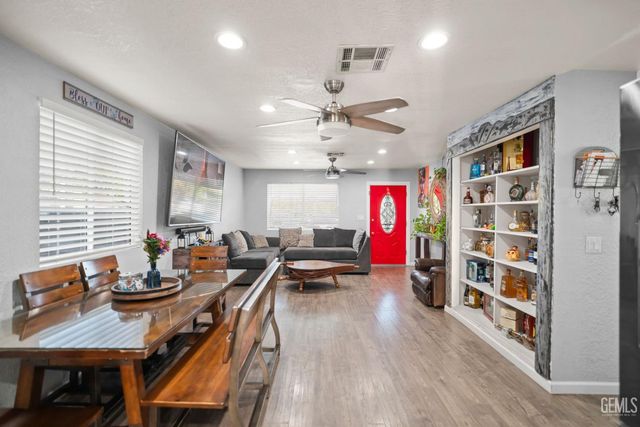 812 Brentwood Drive, Bakersfield, CA 93306