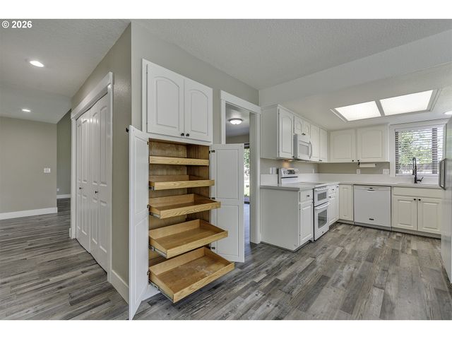 1524 Ne GREENSWORD Dr, Hillsboro, OR 97124