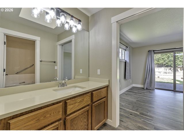 1524 Ne GREENSWORD Dr, Hillsboro, OR 97124