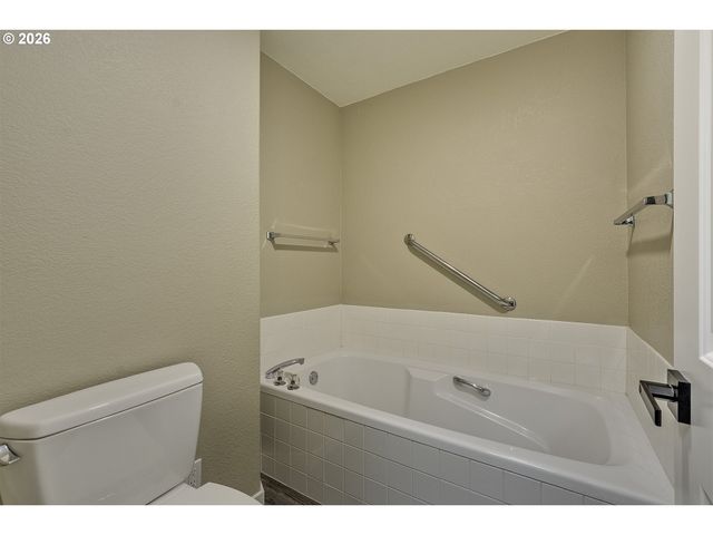 1524 Ne GREENSWORD Dr, Hillsboro, OR 97124