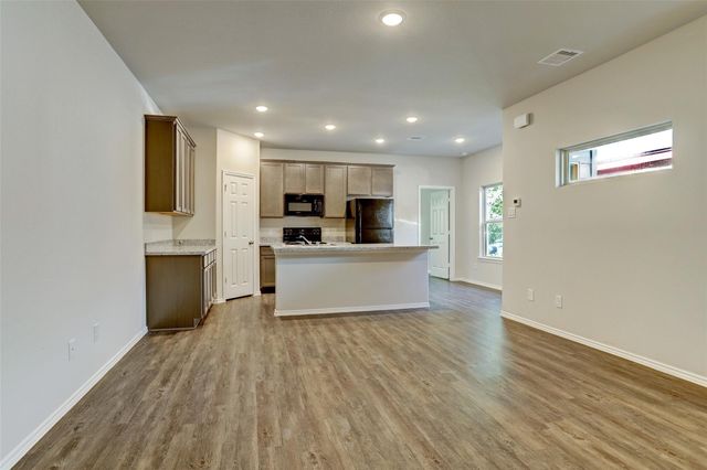 409 S 12th Street B, Conroe, TX 77301