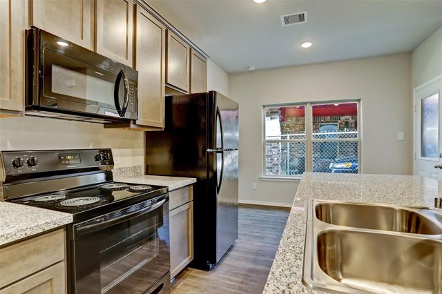 409 S 12th Street B, Conroe, TX 77301