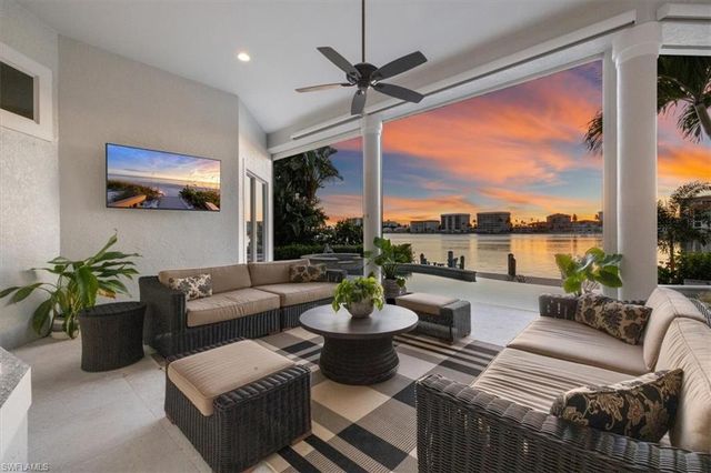 2825 Leeward LN, Naples, FL 34103