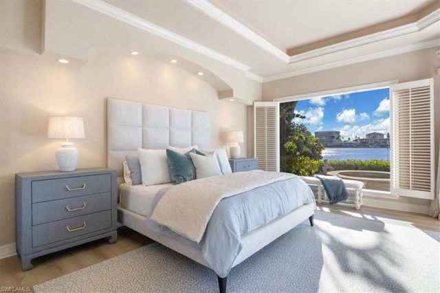 2825 Leeward LN, Naples, FL 34103