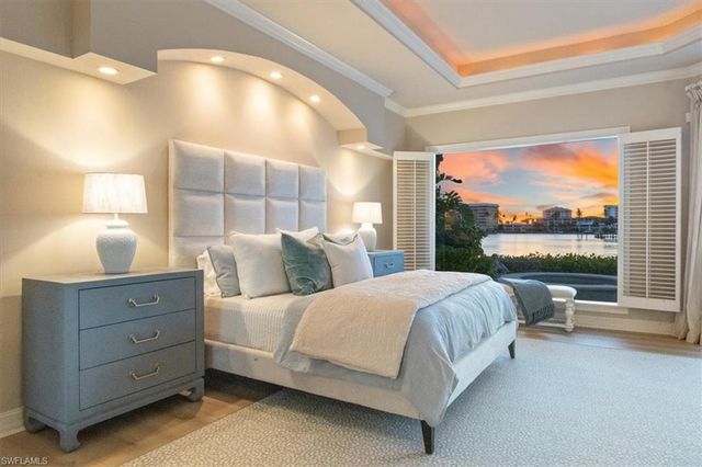 2825 Leeward LN, Naples, FL 34103