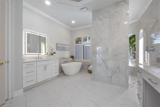 2825 Leeward LN, Naples, FL 34103