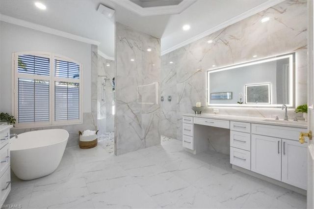 2825 Leeward LN, Naples, FL 34103