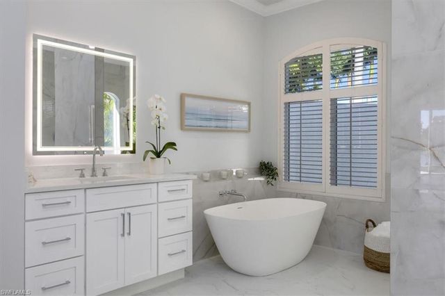 2825 Leeward LN, Naples, FL 34103