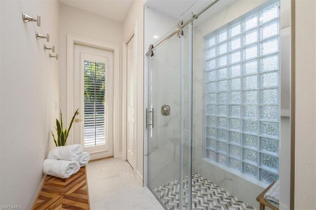 2825 Leeward LN, Naples, FL 34103