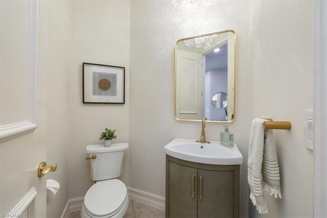 2825 Leeward LN, Naples, FL 34103