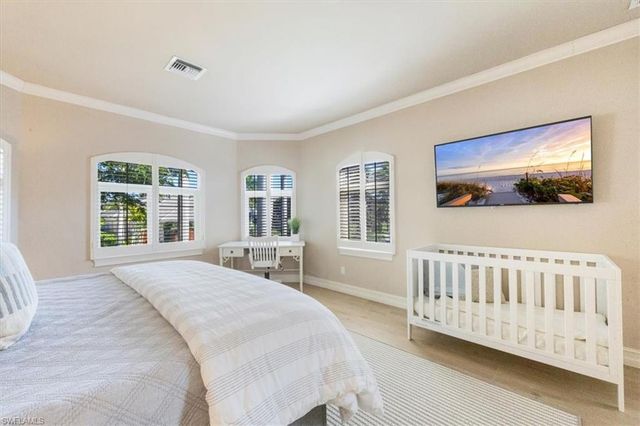 2825 Leeward LN, Naples, FL 34103