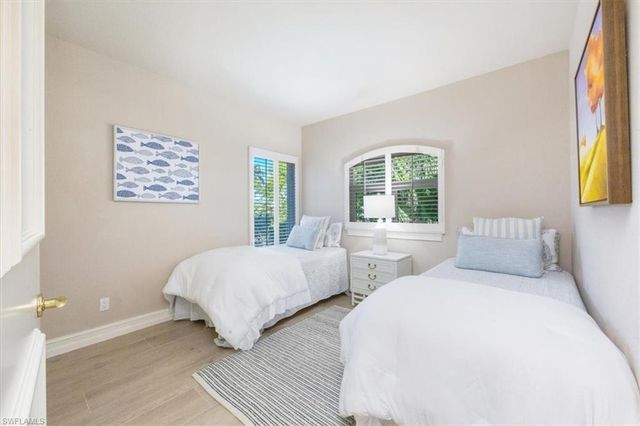 2825 Leeward LN, Naples, FL 34103