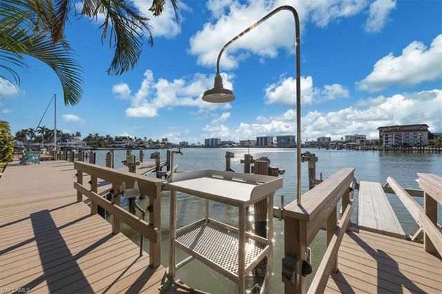 2825 Leeward LN, Naples, FL 34103