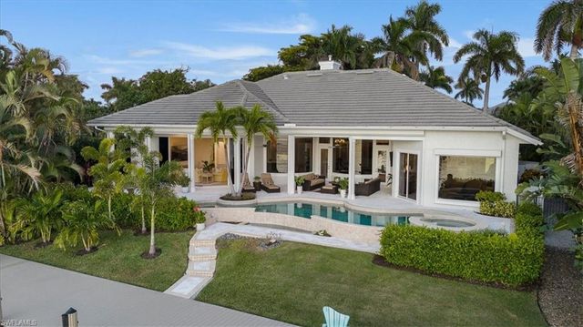 2825 Leeward LN, Naples, FL 34103