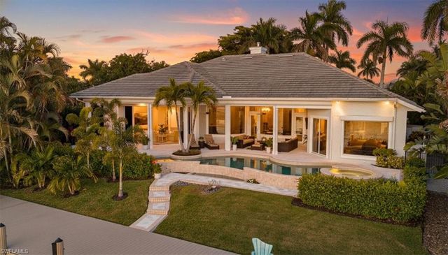 2825 Leeward LN, Naples, FL 34103