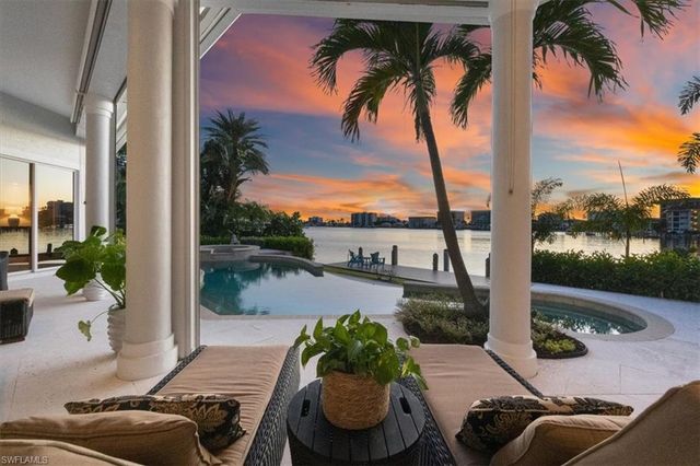 2825 Leeward LN, Naples, FL 34103